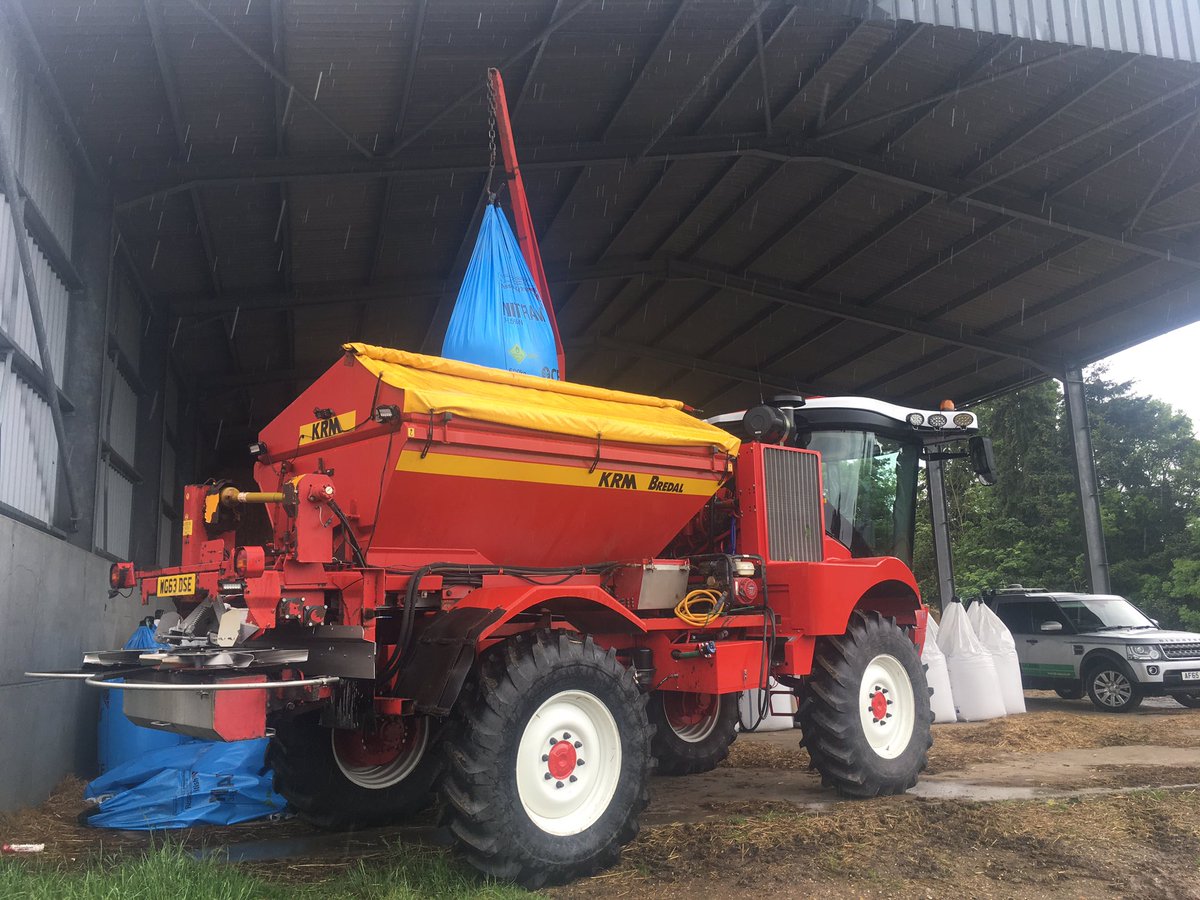 ChrisLimb's tweet photo. First job for this new @Batemansprayers sprayer is to #demount and #getspreading with @KRM_Ltd. Powered by @topconag @LHAgro. https://t.co/yN6RNdV6K9