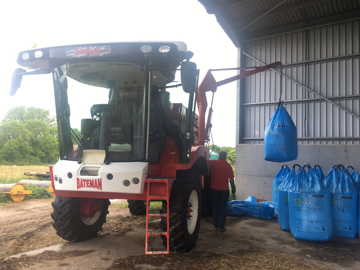 ChrisLimb's tweet photo. First job for this new @Batemansprayers sprayer is to #demount and #getspreading with @KRM_Ltd. Powered by @topconag @LHAgro. https://t.co/yN6RNdV6K9