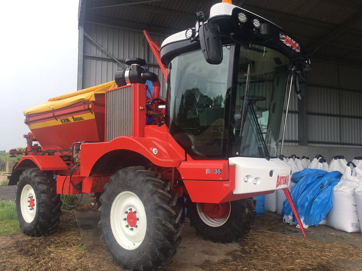 ChrisLimb's tweet photo. First job for this new @Batemansprayers sprayer is to #demount and #getspreading with @KRM_Ltd. Powered by @topconag @LHAgro. https://t.co/yN6RNdV6K9