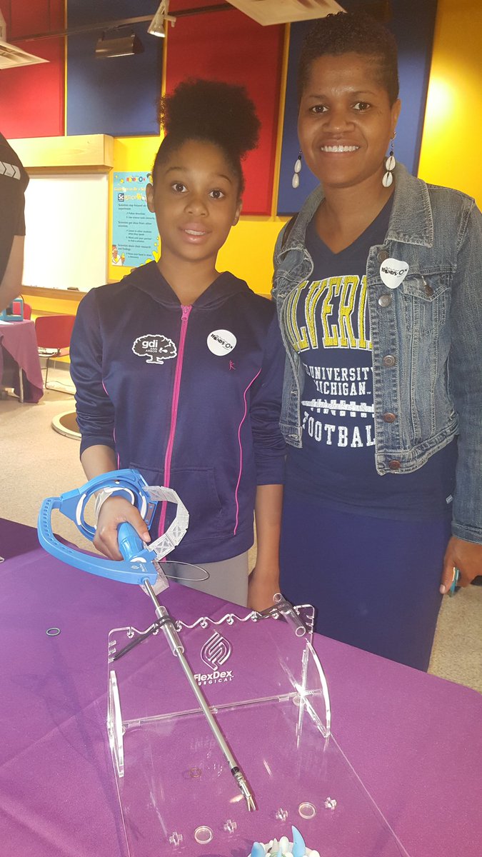 FlexDexSurgical's tweet photo. Feeling the joy at @aahandsonmuseum #TechTwilight with @FlexDexSurgical needle driver. Kids love it!  #LetThemPlay #STEM https://t.co/StWhLLsVAQ