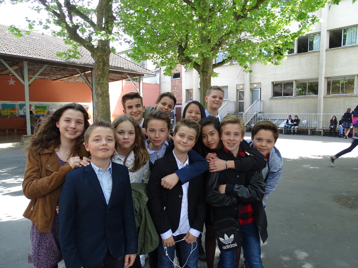 lsndg's tweet photo. 15 mai 2017 : en l'honneur de Jean-Baptiste de La Salle, journée de l'élégance à #lsndg ! https://t.co/qEs6j8IPjN