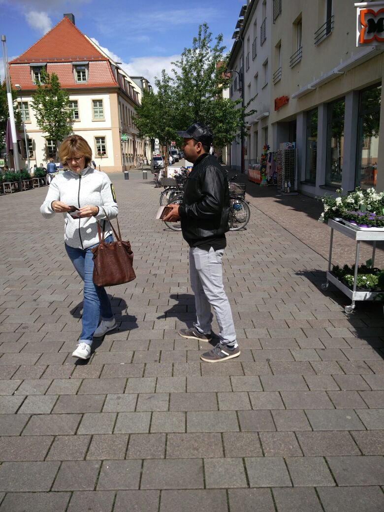 ahmedib's tweet photo. Heute:in Schwetzingen und in über 80 Städten. Ihre Botschaft ist simpel: "Wir sind alle Deutschland" #MuslimeFürDeutschland #AhmadiyyaJugend https://t.co/V8vt4dn4CG