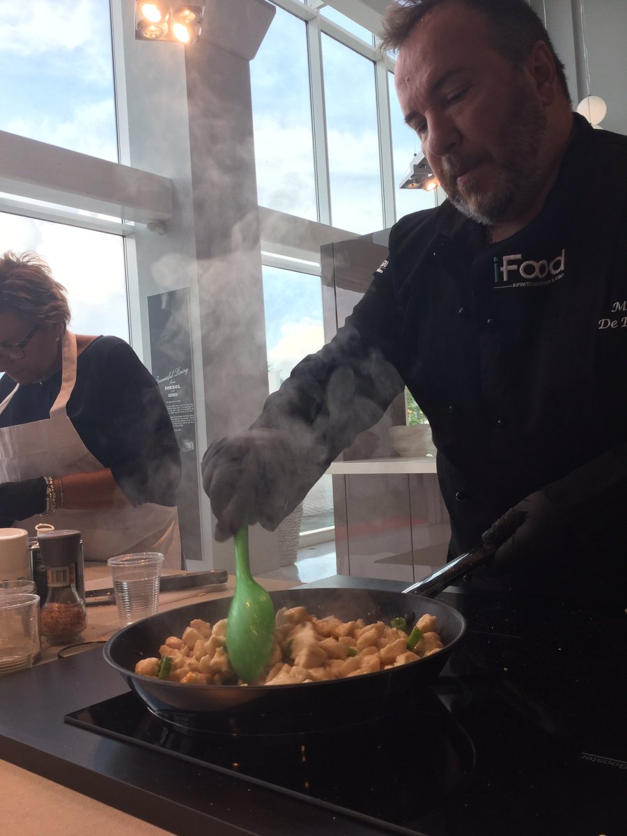 iFoodit's tweet photo. Nella luminosa cucina #scavoliniStoreCodogno i nostri blogger @marcodepadova07 e @dipmiky divertono preparano l'aperitivo #iFoodInStore https://t.co/n1tRRaTbSv