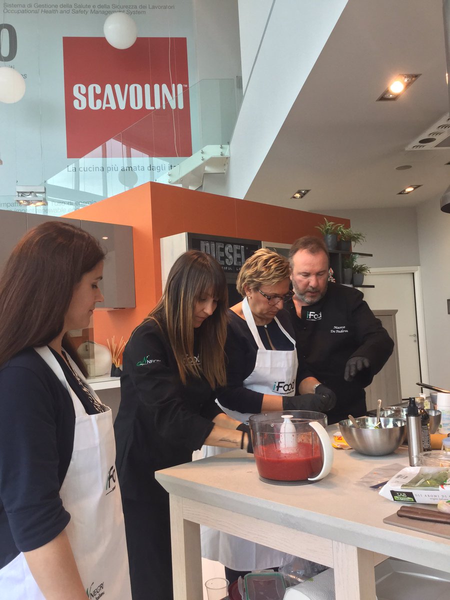 iFoodit's tweet photo. Nella luminosa cucina #scavoliniStoreCodogno i nostri blogger @marcodepadova07 e @dipmiky divertono preparano l'aperitivo #iFoodInStore https://t.co/n1tRRaTbSv