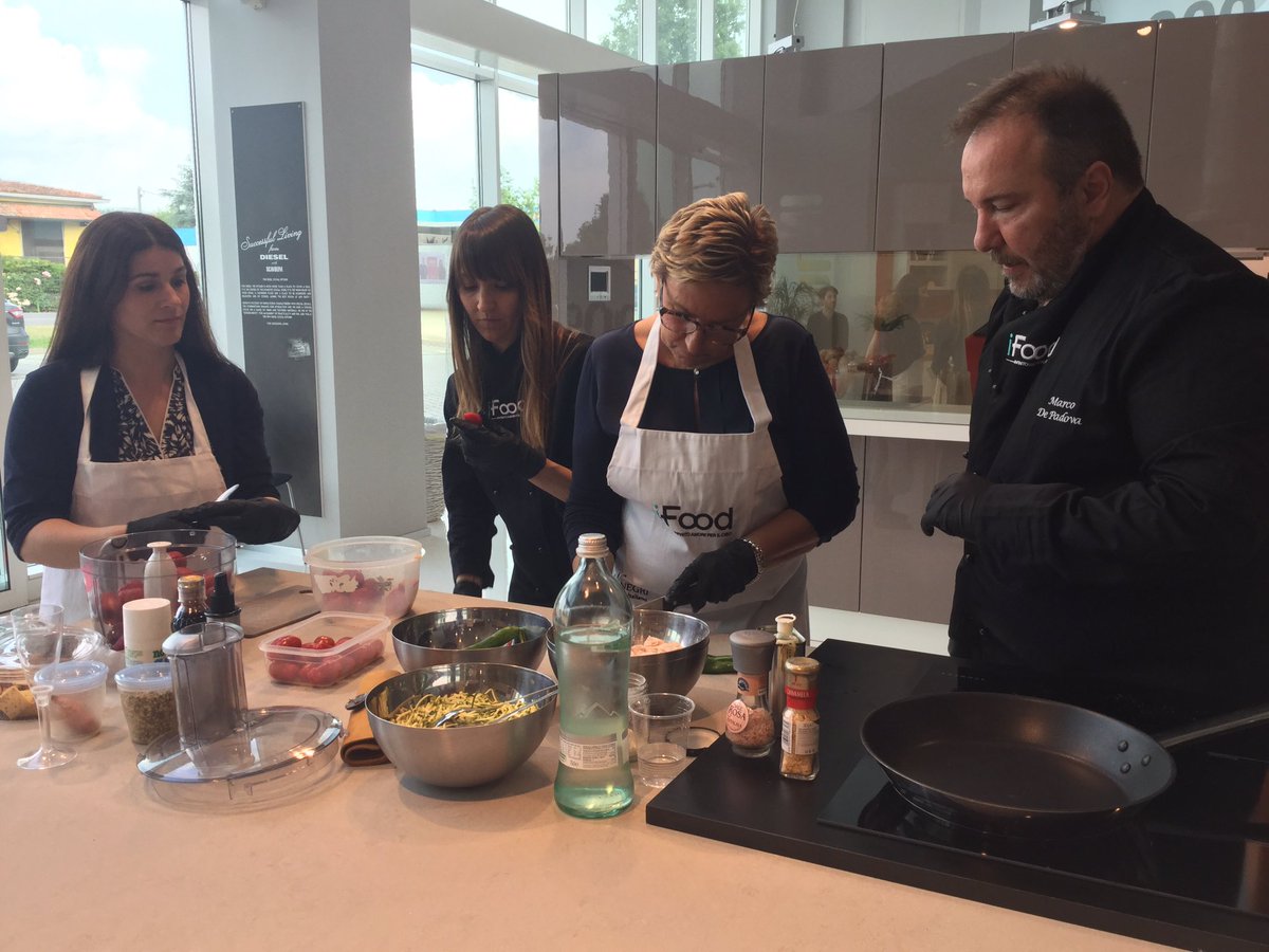 iFoodit's tweet photo. Nella luminosa cucina #scavoliniStoreCodogno i nostri blogger @marcodepadova07 e @dipmiky divertono preparano l'aperitivo #iFoodInStore https://t.co/n1tRRaTbSv