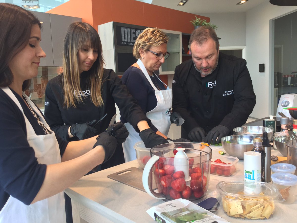 iFoodit's tweet photo. Nella luminosa cucina #scavoliniStoreCodogno i nostri blogger @marcodepadova07 e @dipmiky divertono preparano l'aperitivo #iFoodInStore https://t.co/n1tRRaTbSv