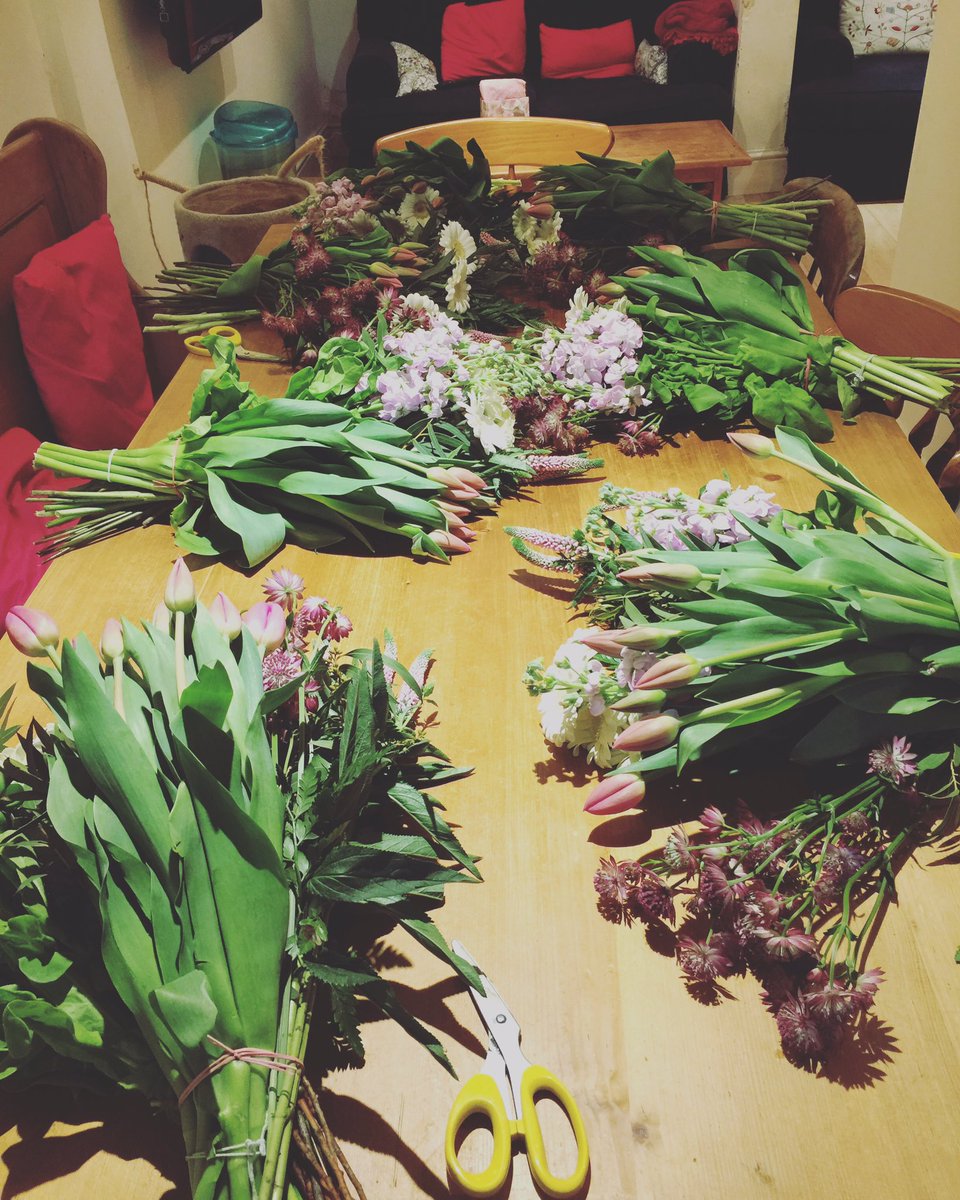TFlowerCabin's tweet photo. What a lovely afternoon of flower school at a lovely clients home in Bath. #flowerschool #bath #privateclass #theflowercabin #beginnersclass https://t.co/svVutwbjm0