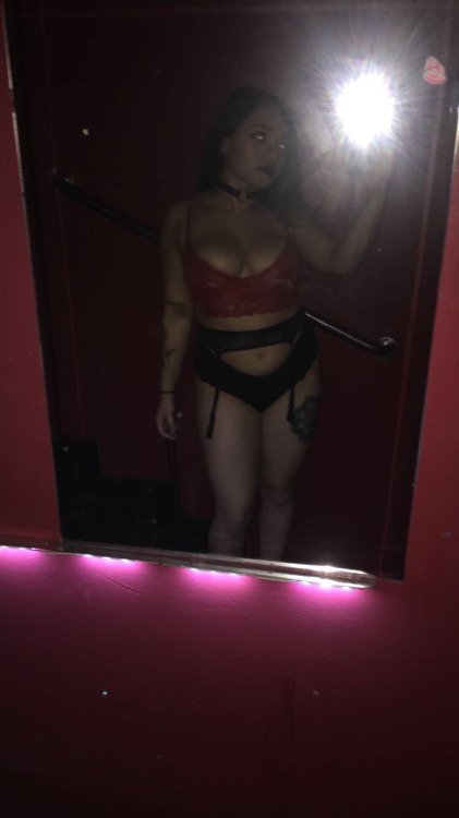 chicasslatinas's tweet photo. IM ONLINE!Click --> <- to see me live on cam!!#LatinPussy #LatinXXX #LatinBabes #LatinWoman https://t.co/XgsP4KohyY