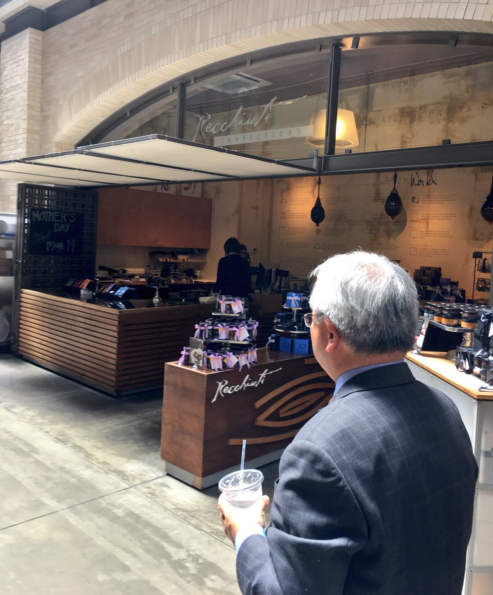 mayoredlee's tweet photo. When we #shopsmall we contribute directly to the health of our economy & support our neighborhood businesses.
#SFSBW2017 https://t.co/PxH4lpReye