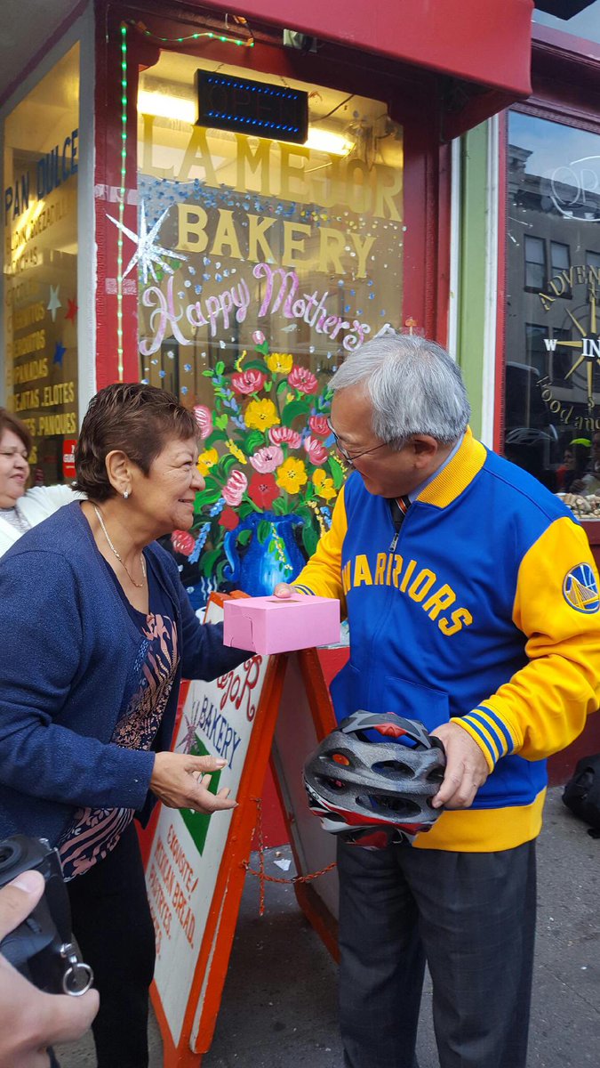 mayoredlee's tweet photo. When we #shopsmall we contribute directly to the health of our economy & support our neighborhood businesses.
#SFSBW2017 https://t.co/PxH4lpReye