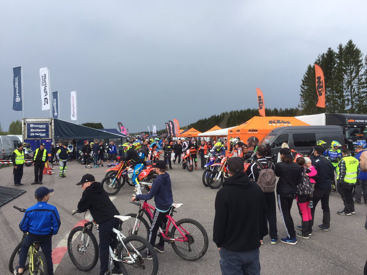 jacobspangenber's tweet photo. Invigning av en SM deltävling på Lundafältet, vilket engagemang bland de mer än 250 förarna. Idrott på hög nivå! https://t.co/w6sgA3tiCx