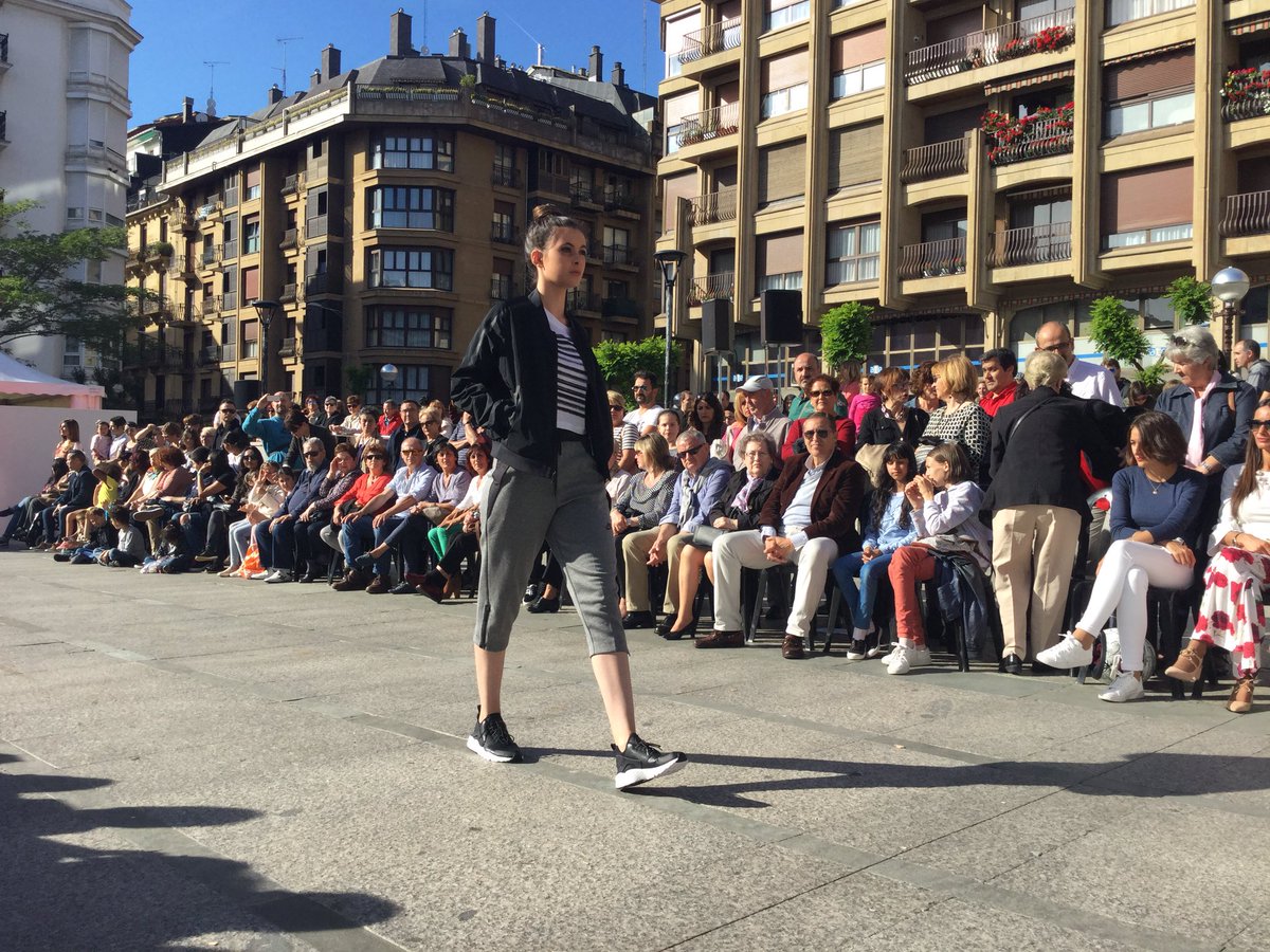 GipuzkoadeModa's tweet photo. Chaquetas training, sudaderas, camisetas, pantalones running, calzado y complementos. El deporte a la última en @dapalategui #GdM17 https://t.co/NzZdNShb4E