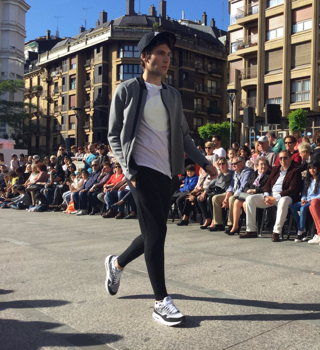 GipuzkoadeModa's tweet photo. Chaquetas training, sudaderas, camisetas, pantalones running, calzado y complementos. El deporte a la última en @dapalategui #GdM17 https://t.co/NzZdNShb4E