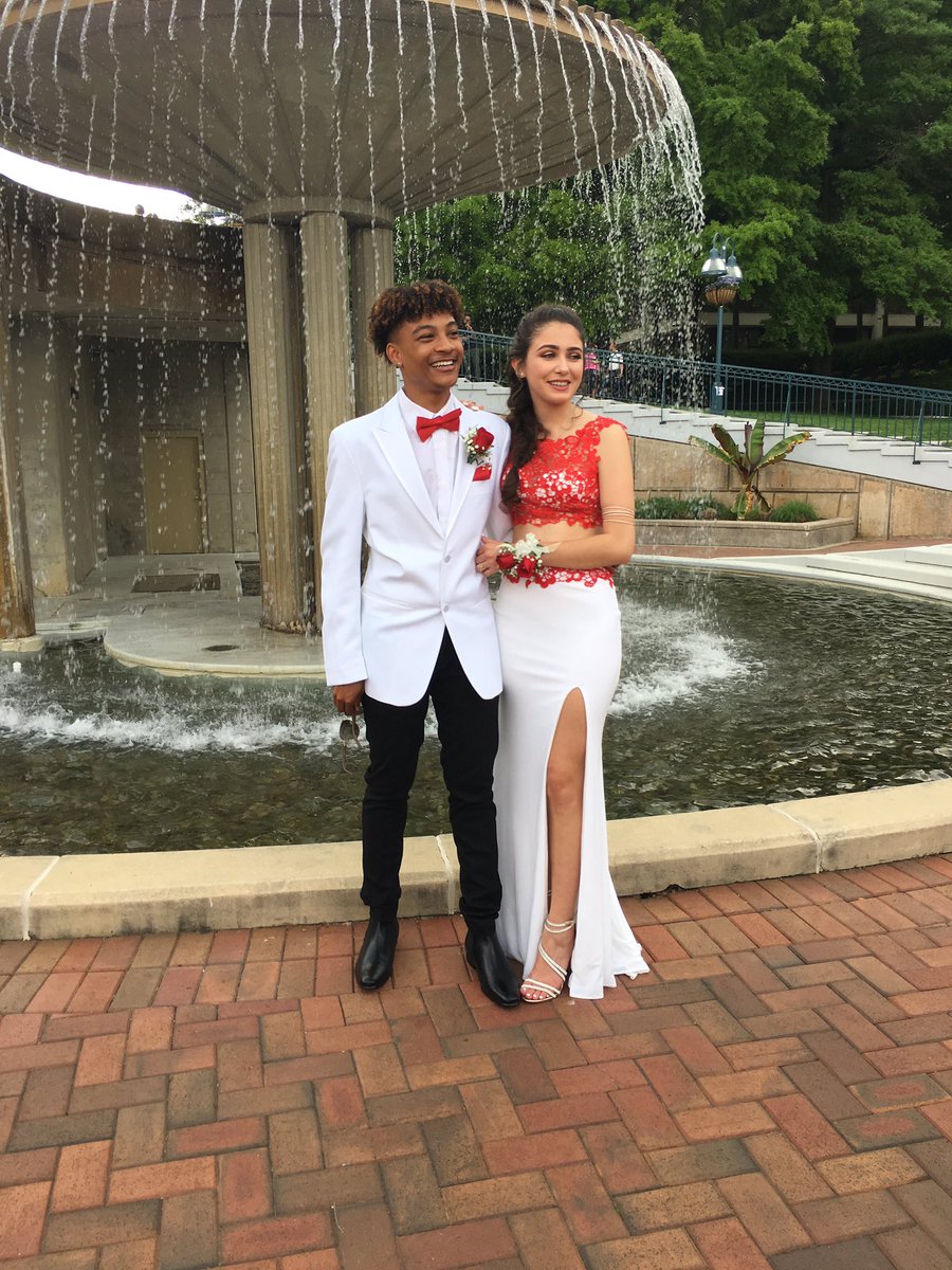 tymeak_'s tweet photo. ❤️🔴🌹 #prom2k17 https://t.co/VftoDHEhdW