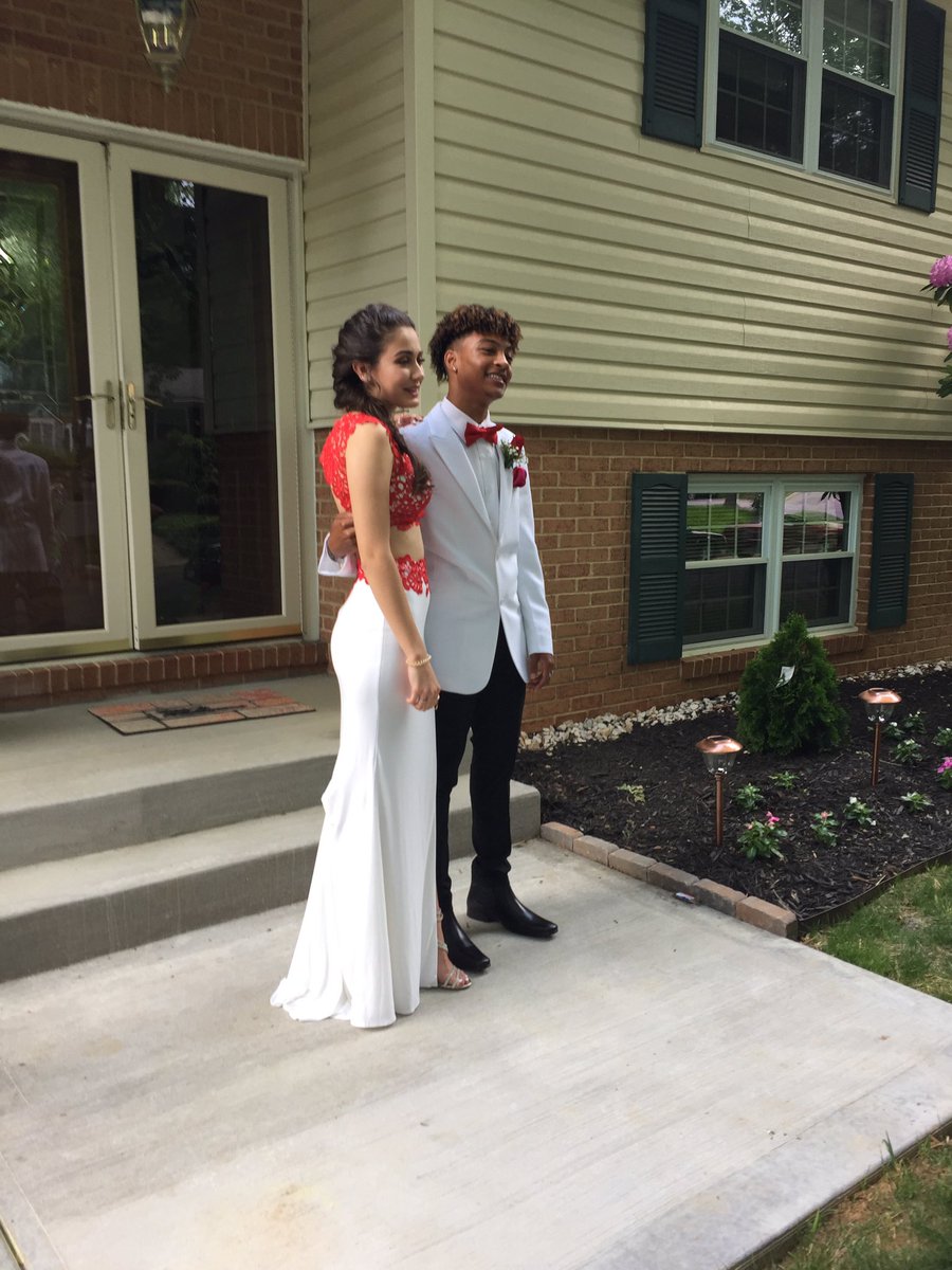 tymeak_'s tweet photo. ❤️🔴🌹 #prom2k17 https://t.co/VftoDHEhdW