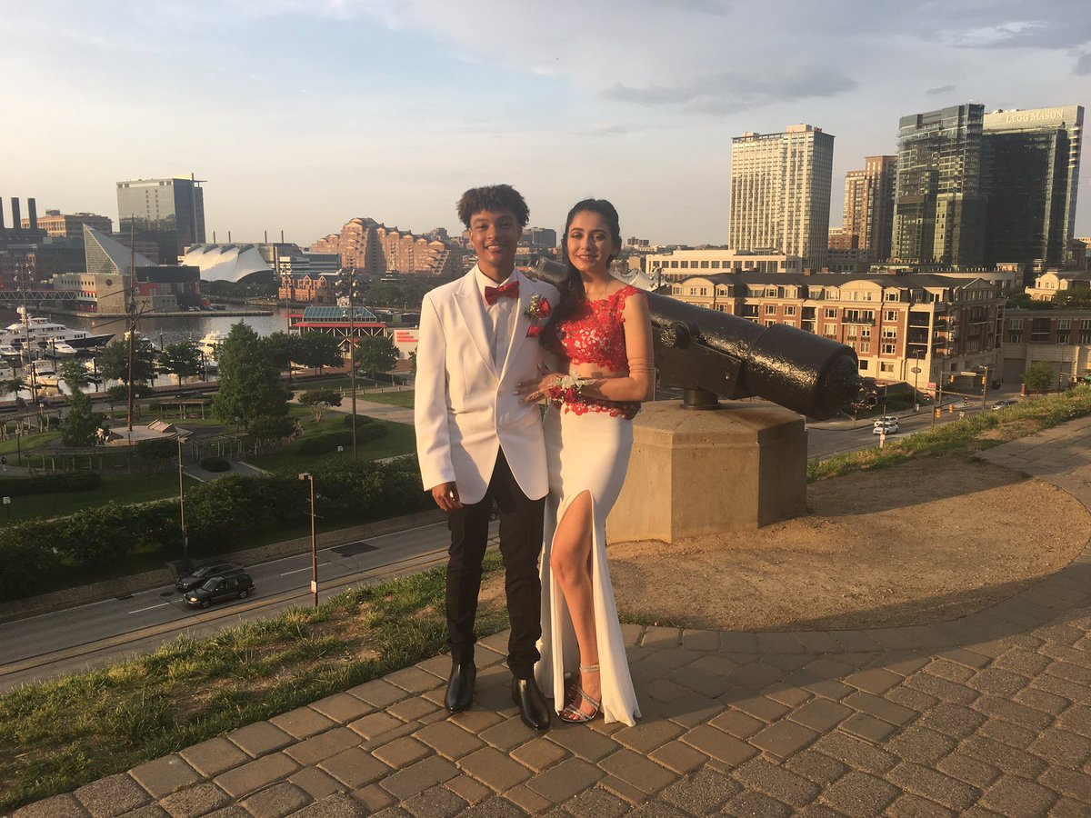 tymeak_'s tweet photo. ❤️🔴🌹 #prom2k17 https://t.co/VftoDHEhdW