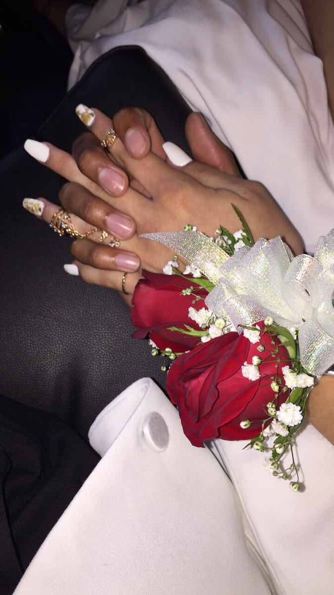 tymeak_'s tweet photo. ❤️🔴🌹 #prom2k17 https://t.co/VftoDHEhdW