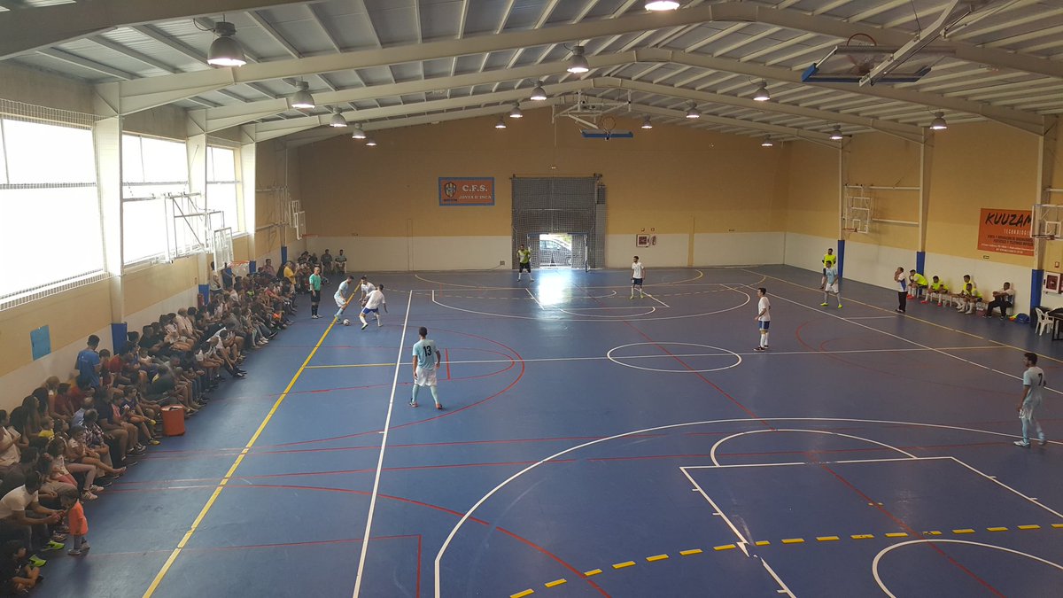Virgilio_Moreno's tweet photo. ⚽Gran Ambient al pavelló #SaCreu @incaciutat 🚩🚩🚩 🔶#INCAFUTSAL vs @ADBARINAS Play Off ascens 2na B nacional https://t.co/v7nguKVBzZ
