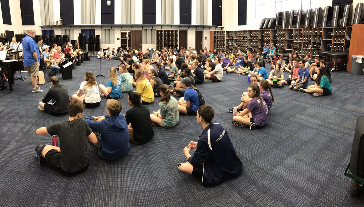 morganeliz28's tweet photo. I love meeting new people who share the same love for music as I do 🎶🎵🎶🎵 #ehsband https://t.co/lOrGDo9VlM