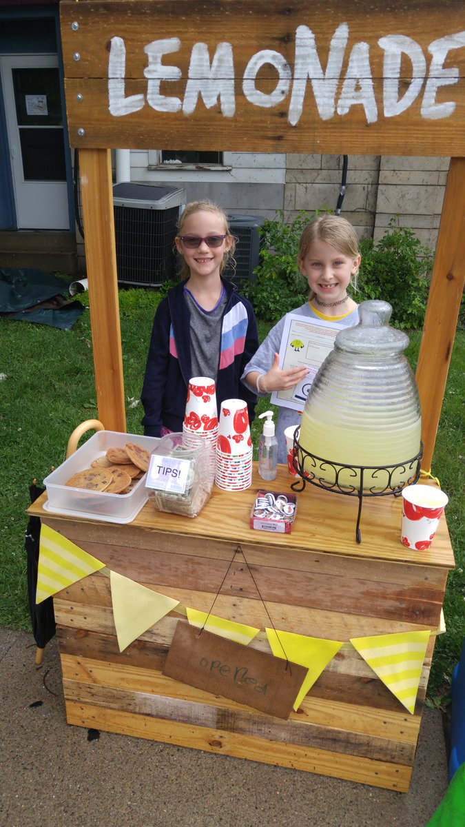 kennyg26p2's tweet photo. Selling lemonade for the rhinos. Stop by and get a rhino pin! #ldmoco https://t.co/BZ4Yl8K6JN