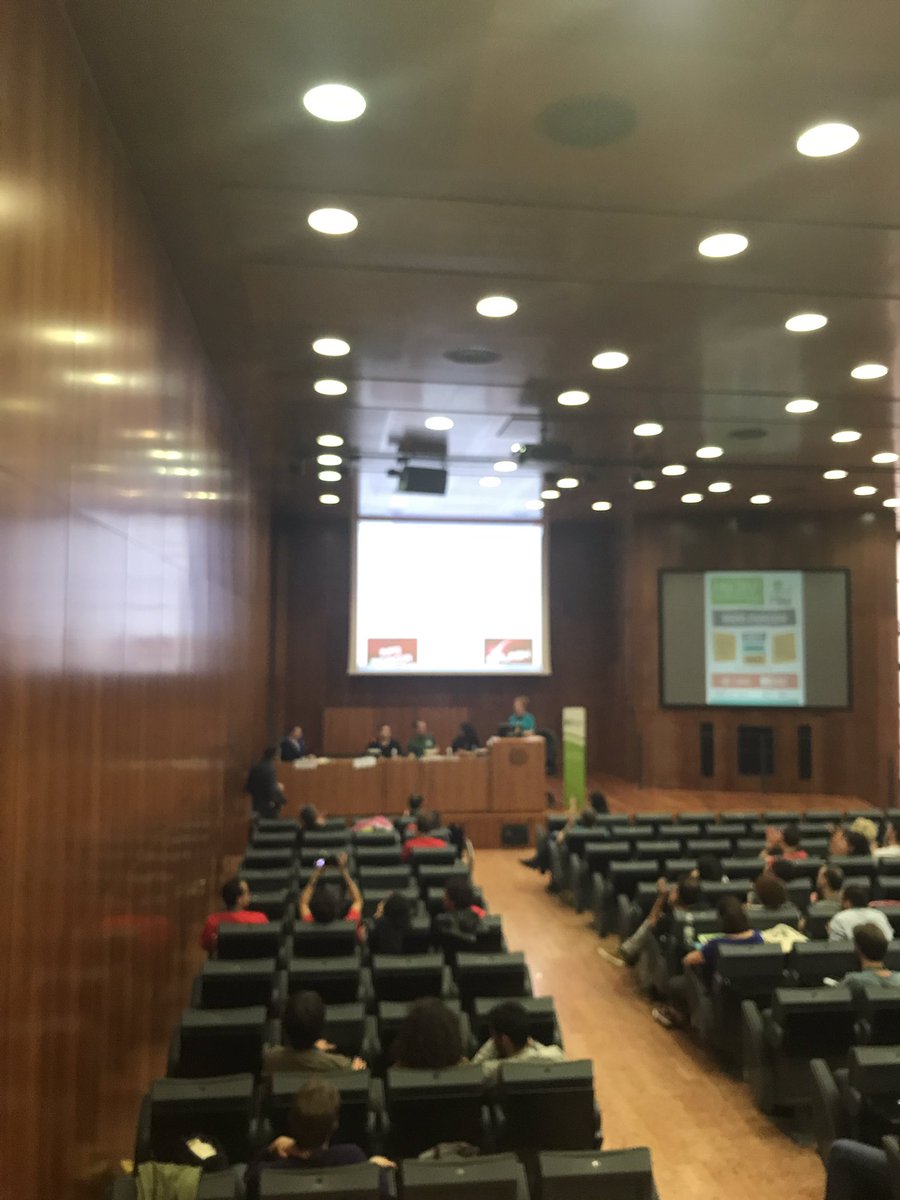 UniVerona's tweet photo. La nascita e l'evoluzione di @radiobicocca presentata da @danieletognacca station manager di @RadioR101 #fru2017 https://t.co/FlecY5mpZy