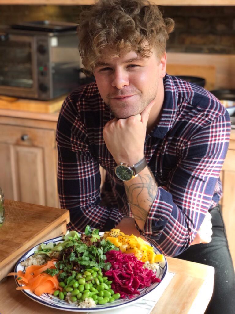 JayMcGuiness's tweet photo. Last day at #LindasVeggieTable &amp; I'm finding my groove in the kitchen! Thanks Carnies, Flexies, Veggies &amp; Vegans for coming down @LindaFoods https://t.co/iP609QiP02