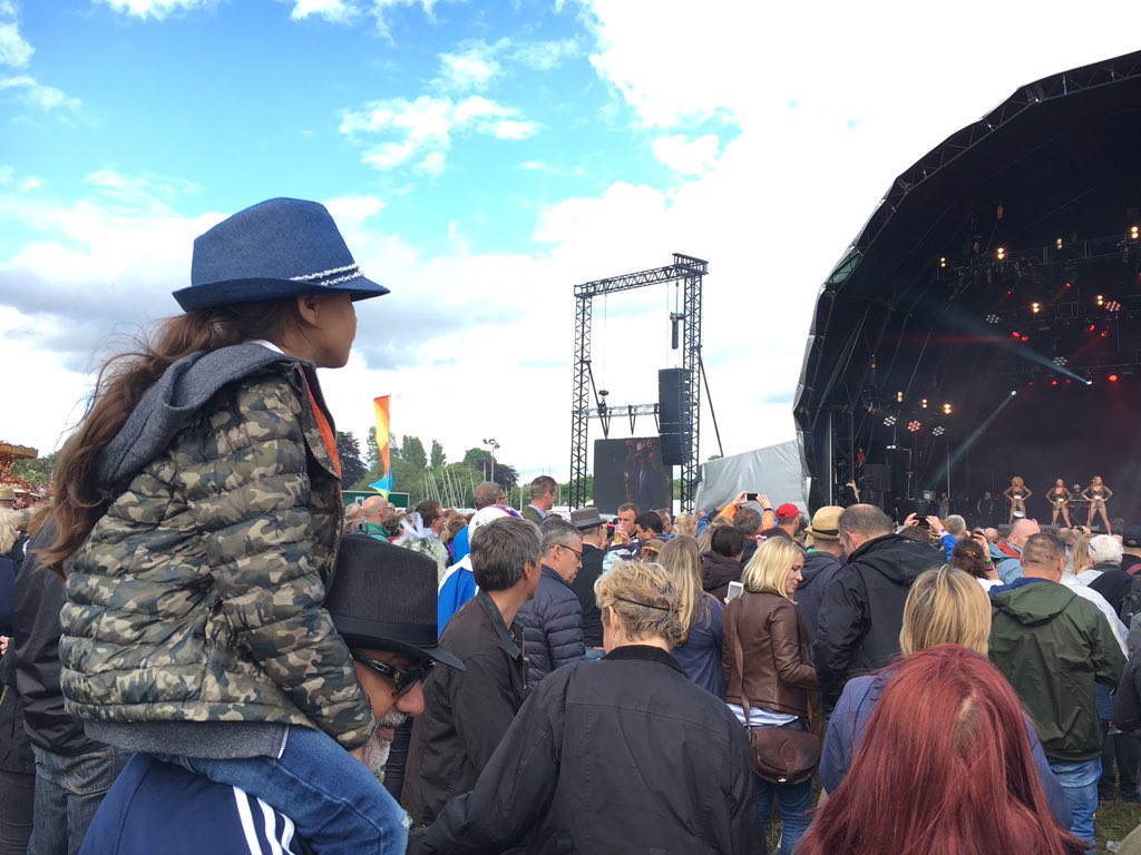 tejo44's tweet photo. #rockthemoor 80s music festival https://t.co/dJq6gDBEUS