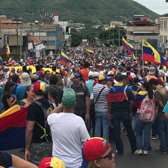 PJCarabobo1's tweet photo. 12:50 pm Así está #Carabobo en la Av. Cedeño ahora más que nunca el pueblo en la calle #MillonesContraLaDictadura https://t.co/wIinJeXAzD