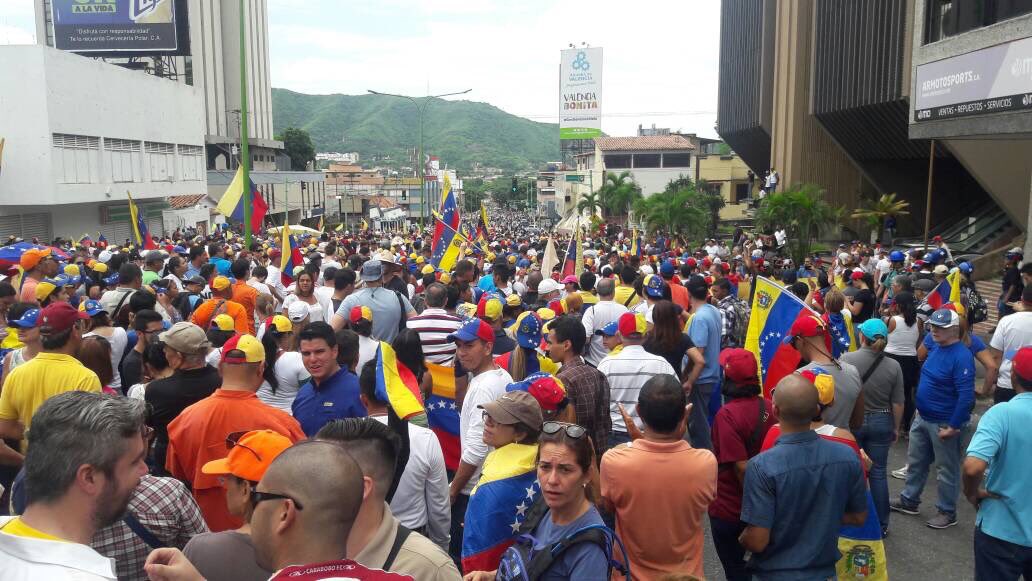 PJCarabobo1's tweet photo. 12:50 pm Así está #Carabobo en la Av. Cedeño ahora más que nunca el pueblo en la calle #MillonesContraLaDictadura https://t.co/wIinJeXAzD