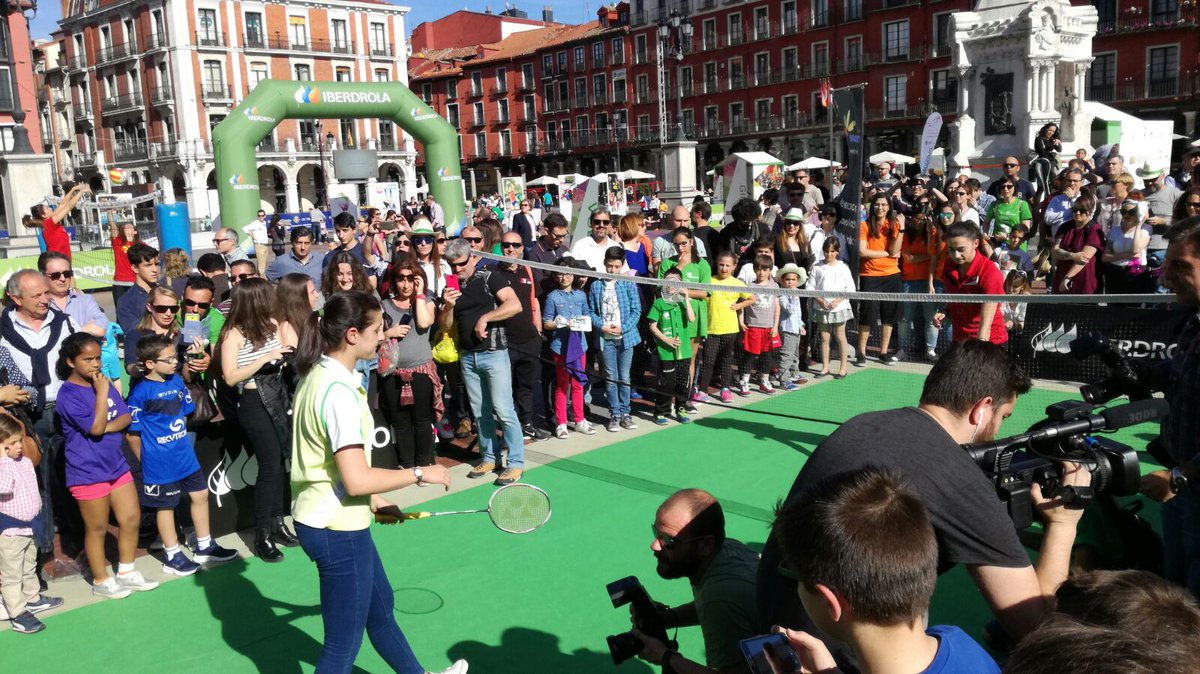 BadmintonESP's tweet photo. ¡LOCURA en #ValladolidEnForma con @Caro_Marin2 y @SaraPenalver1! VIVA EL BÁDMINTON https://t.co/yOrN0AMSin