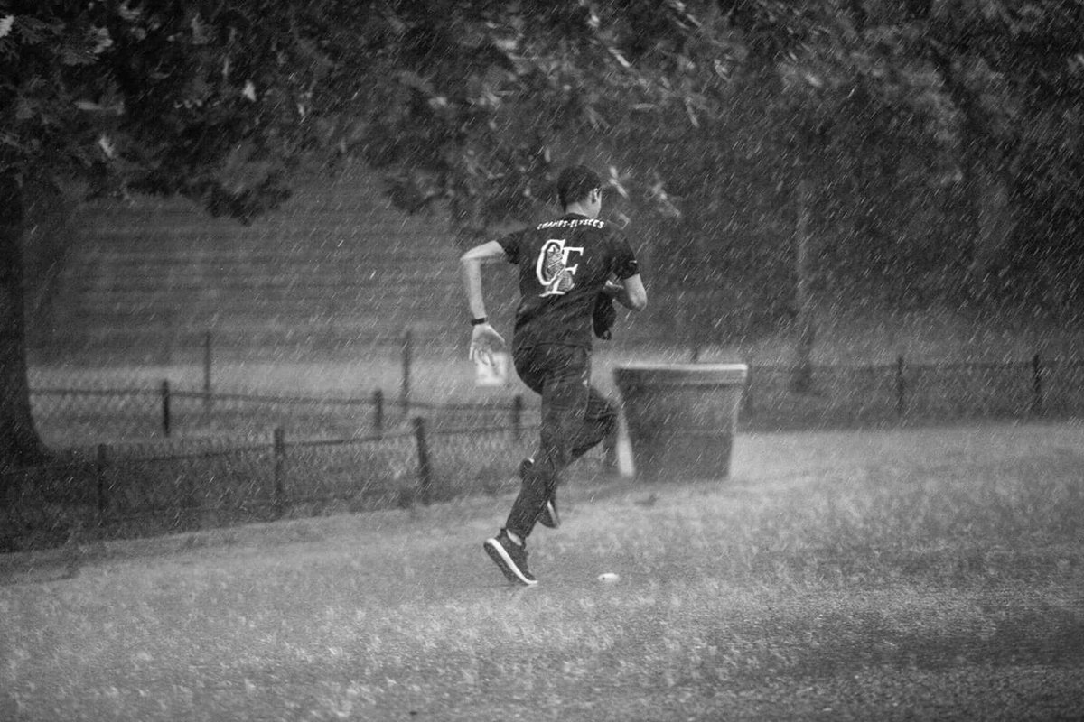 deville92's tweet photo. Rien n arrete les loups de CE #whyirunchampselysées #pureboost DPR #24hderunning #motivation https://t.co/z9oKxHUNLY