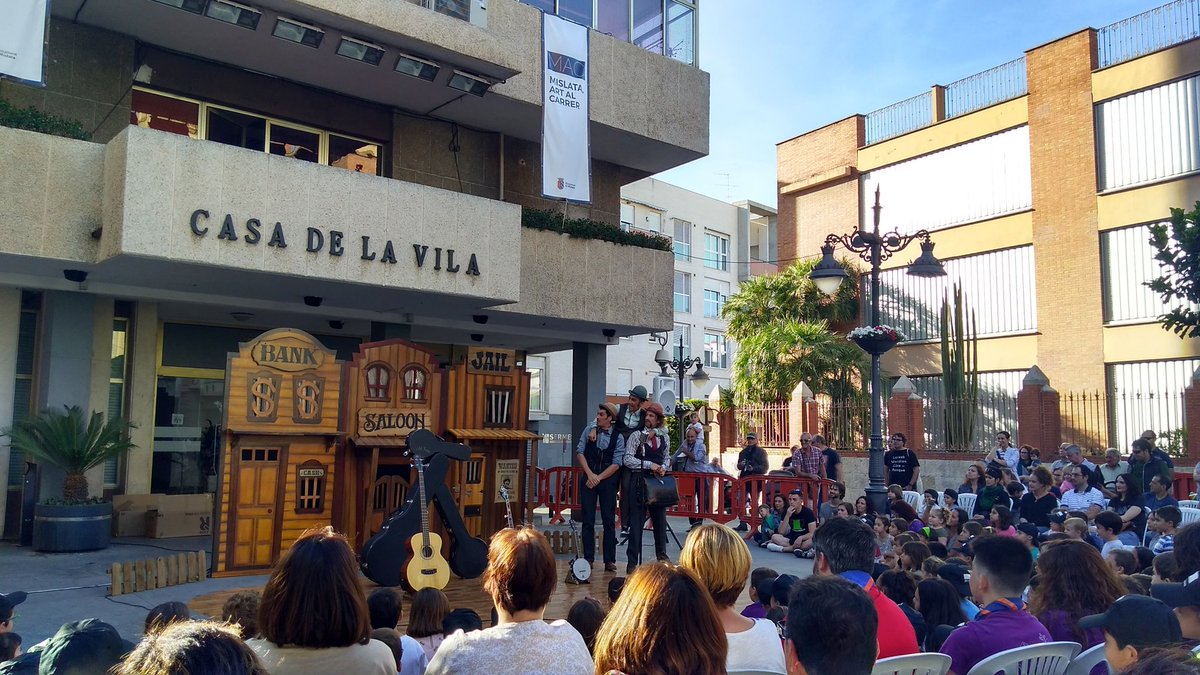 AjMislata's tweet photo. La Banda de Otro i el seu espectacle Yee-Haw estan ara mateix a la Plaça de la Constitució #MacMislata2017 #MacFoto https://t.co/mBj3ukiCG4