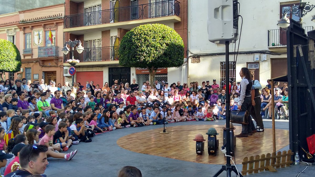 AjMislata's tweet photo. La Banda de Otro i el seu espectacle Yee-Haw estan ara mateix a la Plaça de la Constitució #MacMislata2017 #MacFoto https://t.co/mBj3ukiCG4