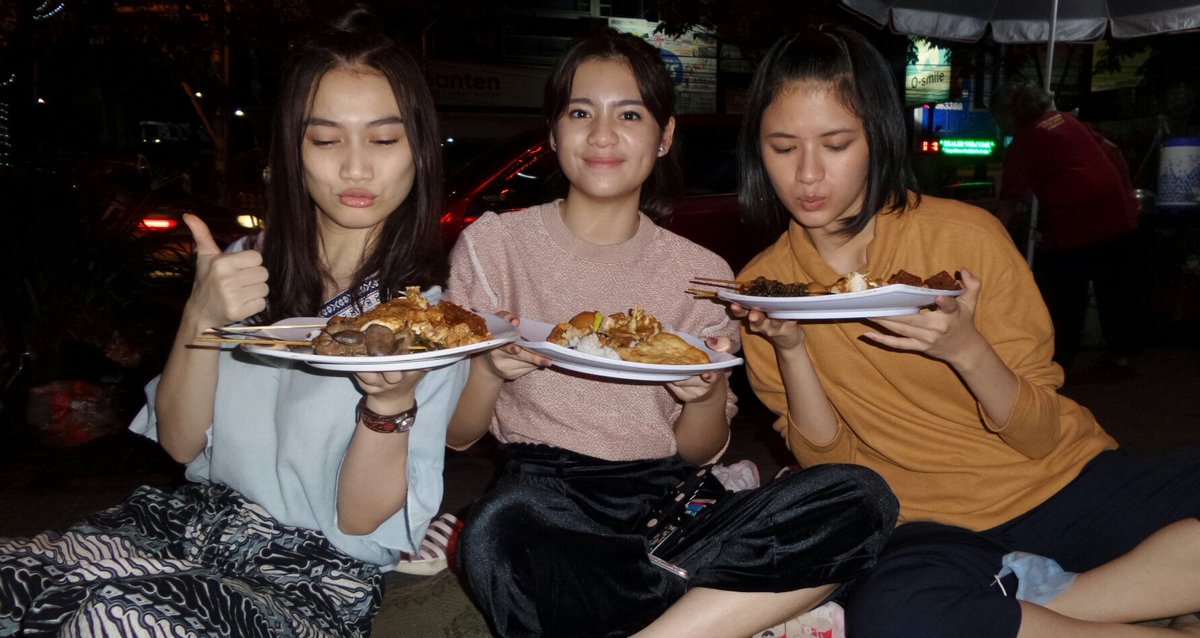 Tadi sampai hotel lapar banget, akhirnya cari makan sama Vanka dan Viny terus makan gudeg daerah batas kota deh. Enaaaaak~