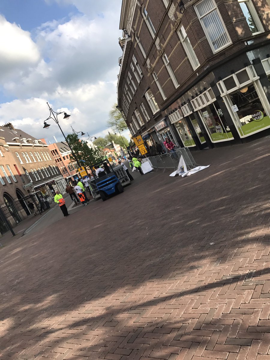 LeidenMarathon's tweet photo. Tientallen vrijwilligers zijn bezig om alles klaar te zetten voor de 5 kilometer vanavond. Hulde aan al deze vrijwilligers! https://t.co/cfPsZyK79o