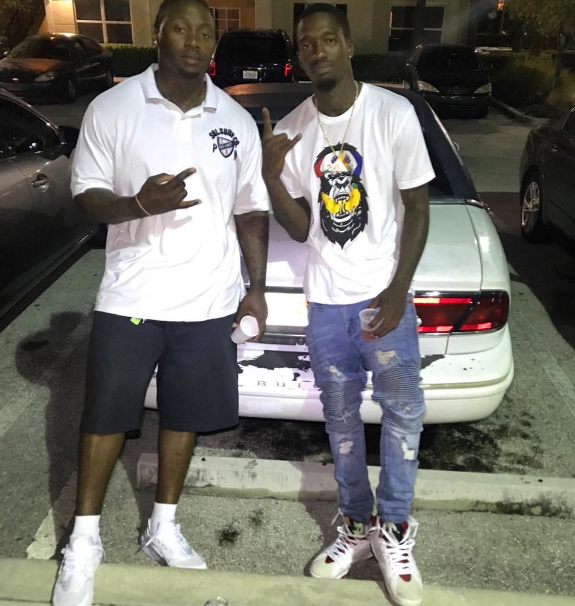 MideJoe_'s tweet image. Big ups to the fam @1HOTMUZIK who always showing love! 💯 #Midejoe #HaitianFlag #1Hot #LostKeyRecords #1HotMuzik #streetwear #urbanwear