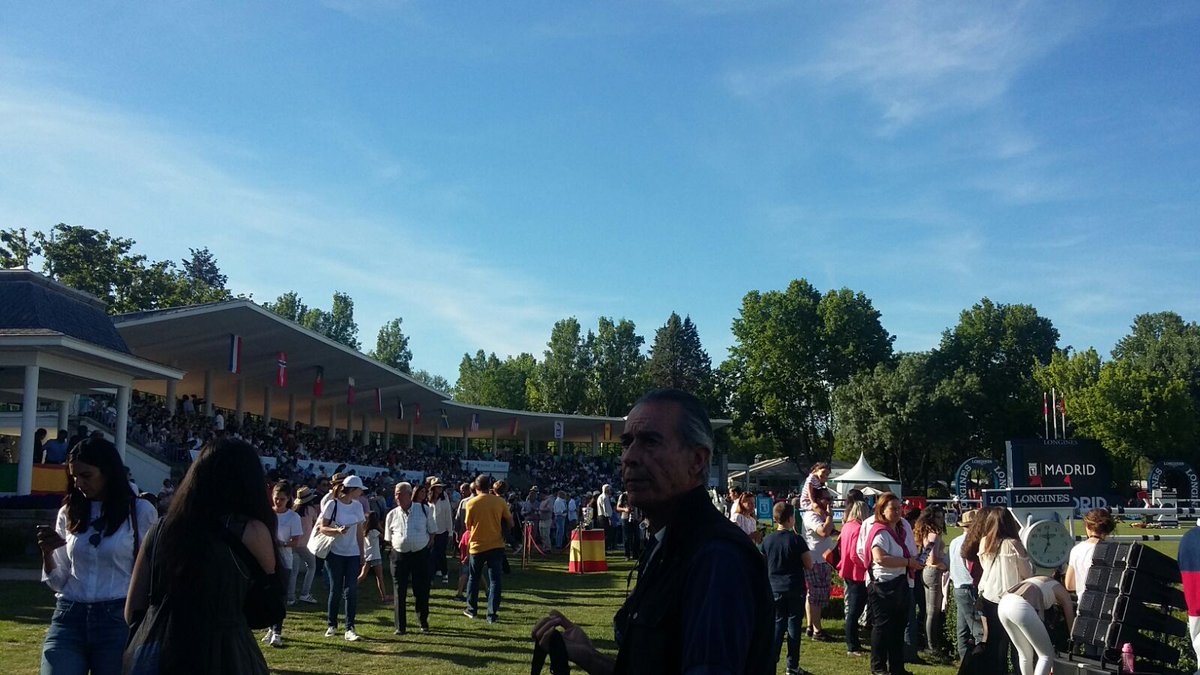 ricardouribarr1's tweet photo. Gran ambiente en el Concurso de Saltos Internacional de Madrid en el Club de Campo. #CSIMadrid #GCLMadrid https://t.co/zNCftDjdRy