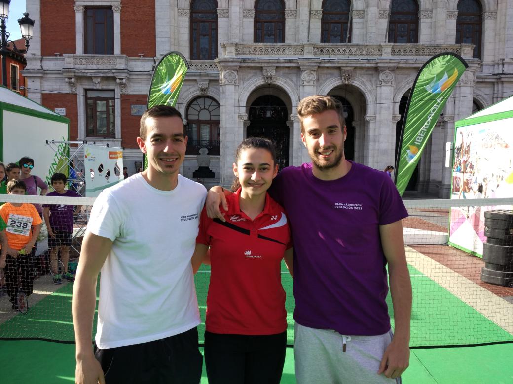 BadmintonESP's tweet photo. .@SaraPenalver1 sigue atendiendo a los peques... y de paso foto con los subcampeones de España DM, Enrique Fernández-Edu Bayón (UVa) https://t.co/L3J7myTWhm