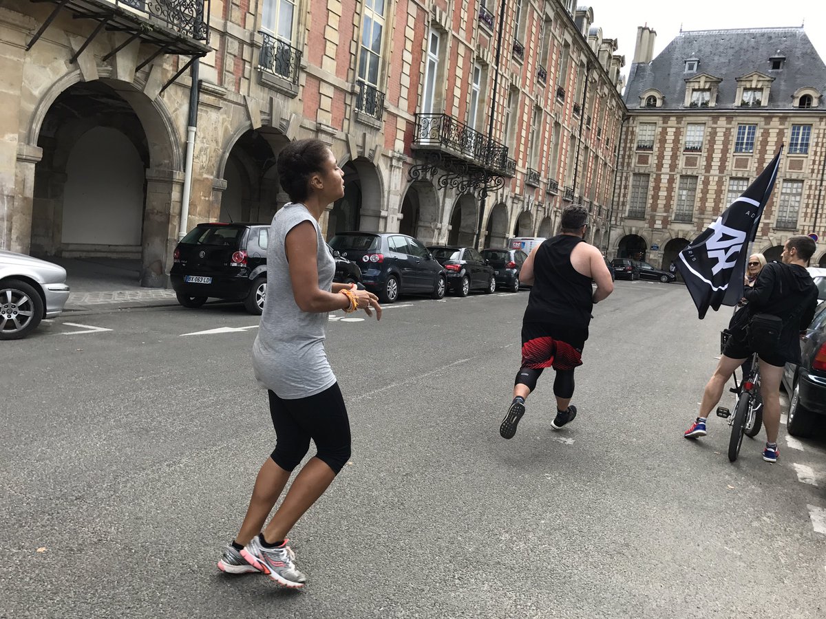 Pas à pas on use la place des Vosges #WhyIrunBastille