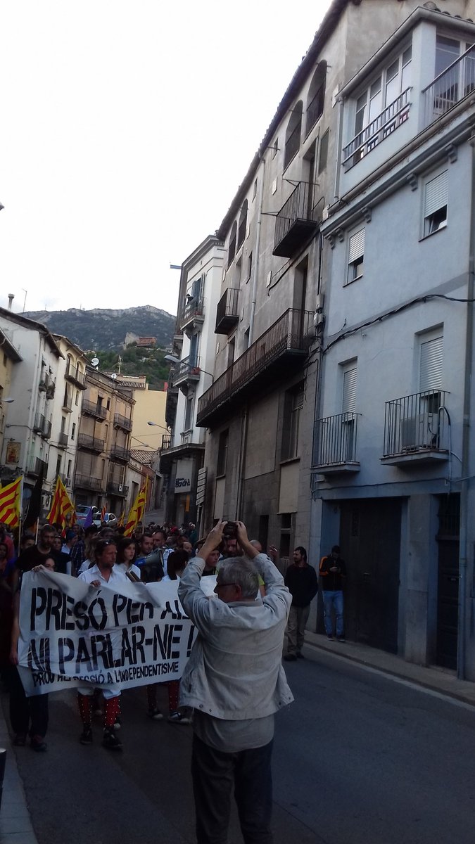 TetiAbsolucio's tweet photo. Multitudinària manifestació a #Berga per exigir #TetiLlibertat. La seva repressió no ens aturarà https://t.co/YMc93ufTjF