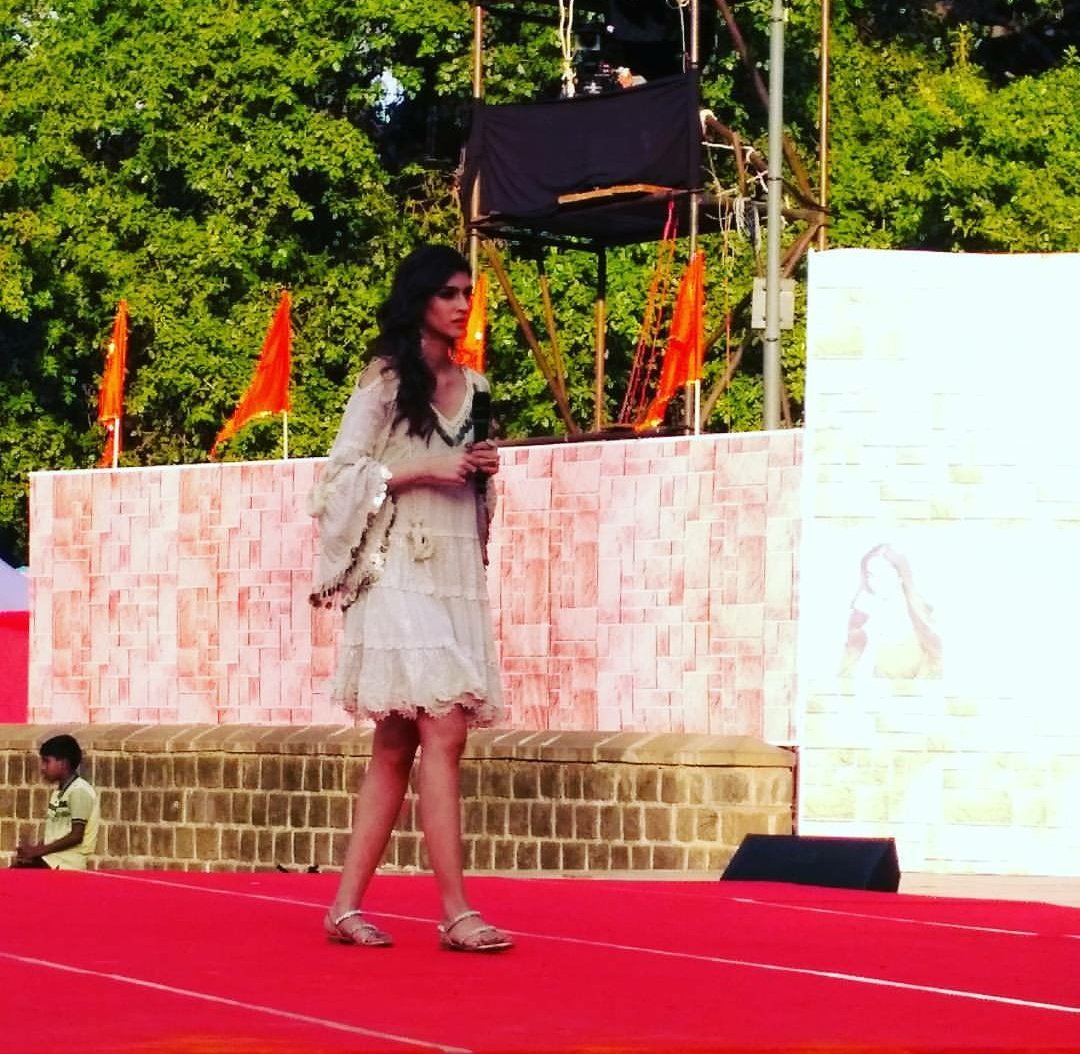 KritiAdmirers's tweet photo. Few more pics from INDIA BANEGA MANCH... #RaabtaPromotions 🖤🖤 https://t.co/4eMy7lDIOf
