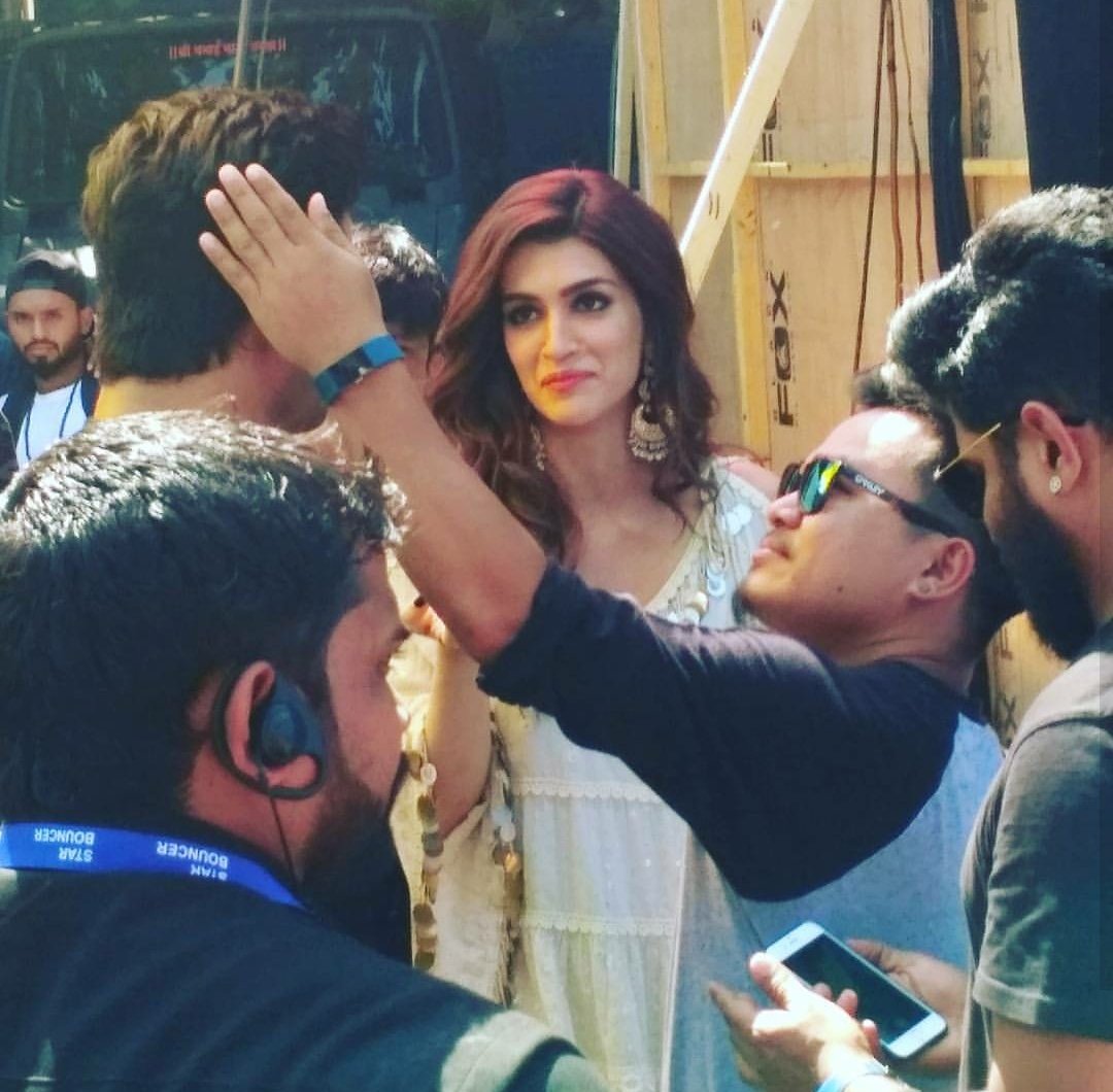 KritiAdmirers's tweet photo. Few more pics from INDIA BANEGA MANCH... #RaabtaPromotions 🖤🖤 https://t.co/4eMy7lDIOf