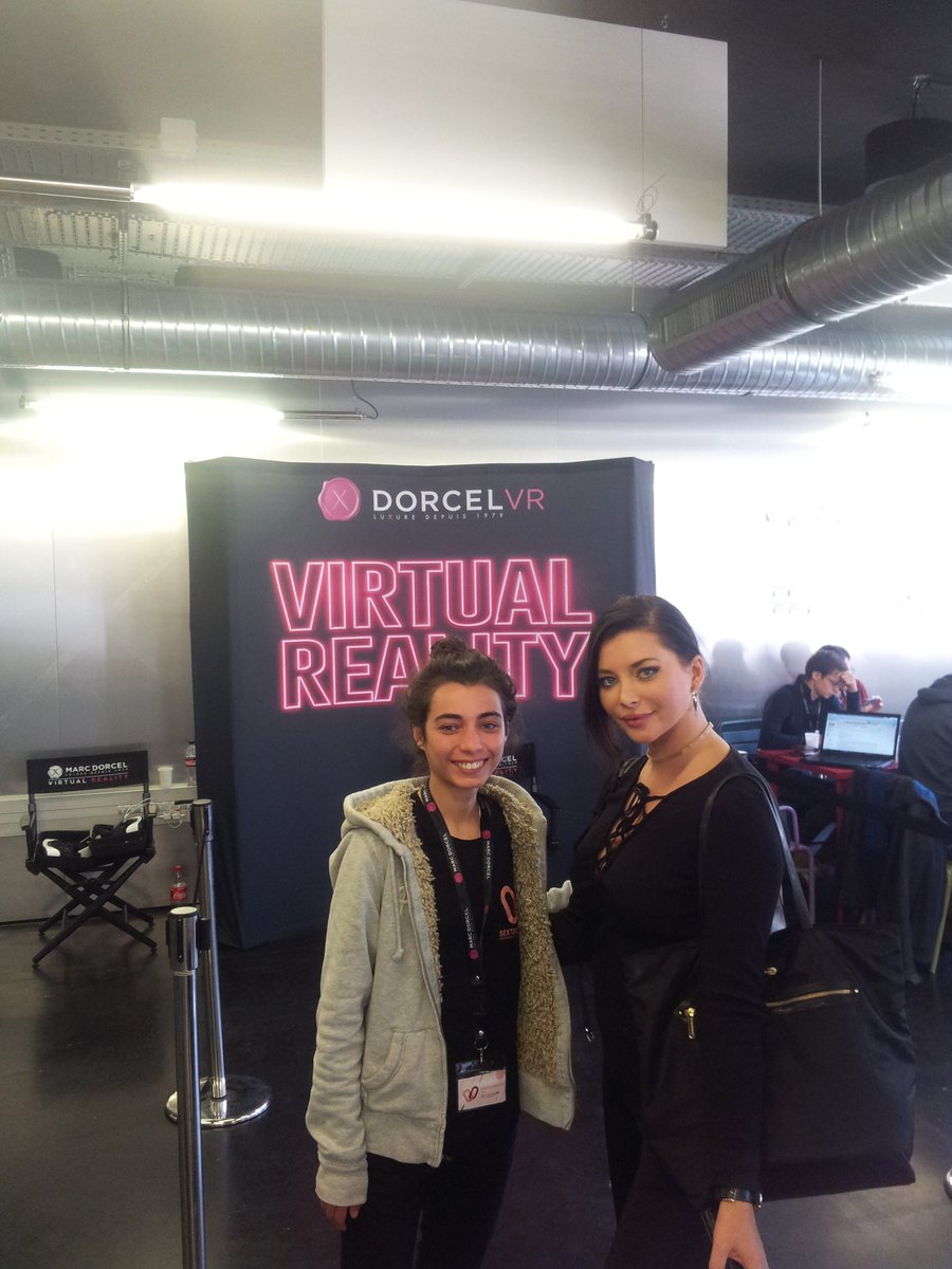 Za_Mielee's tweet photo. Hackaton #SexTechLab @42born2code test VR avec Anna Polina https://t.co/0MSbcOrspQ