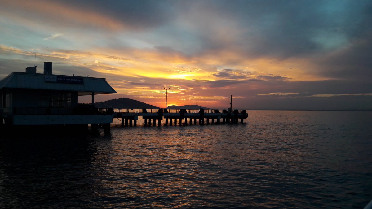 Büyükada'ya gelip gün batımını izlemek muhteşem...