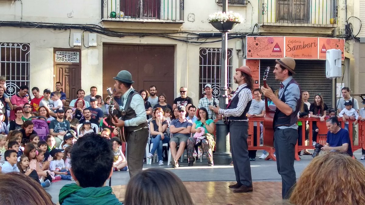 AjMislata's tweet photo. Amb música, malabars i ambientació de l'oest #LaBandaDeOtro anima amb Yee-Haw al públic #MacMislata2017 #MACfoto https://t.co/1nXvczAJp5