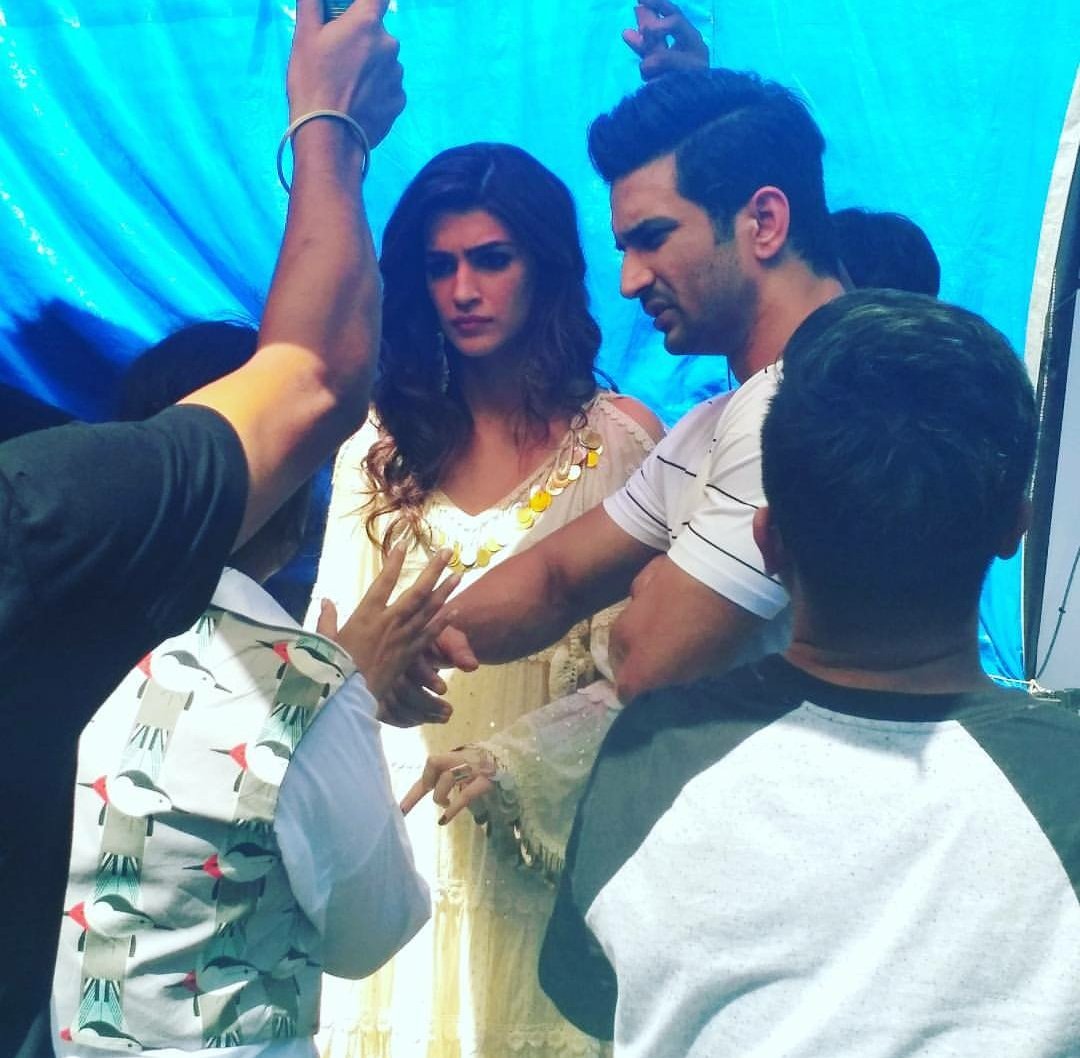 KritiAdmirers's tweet photo. Few more pics from INDIA BANEGA MANCH... #RaabtaPromotions 🖤🖤 https://t.co/4eMy7lDIOf