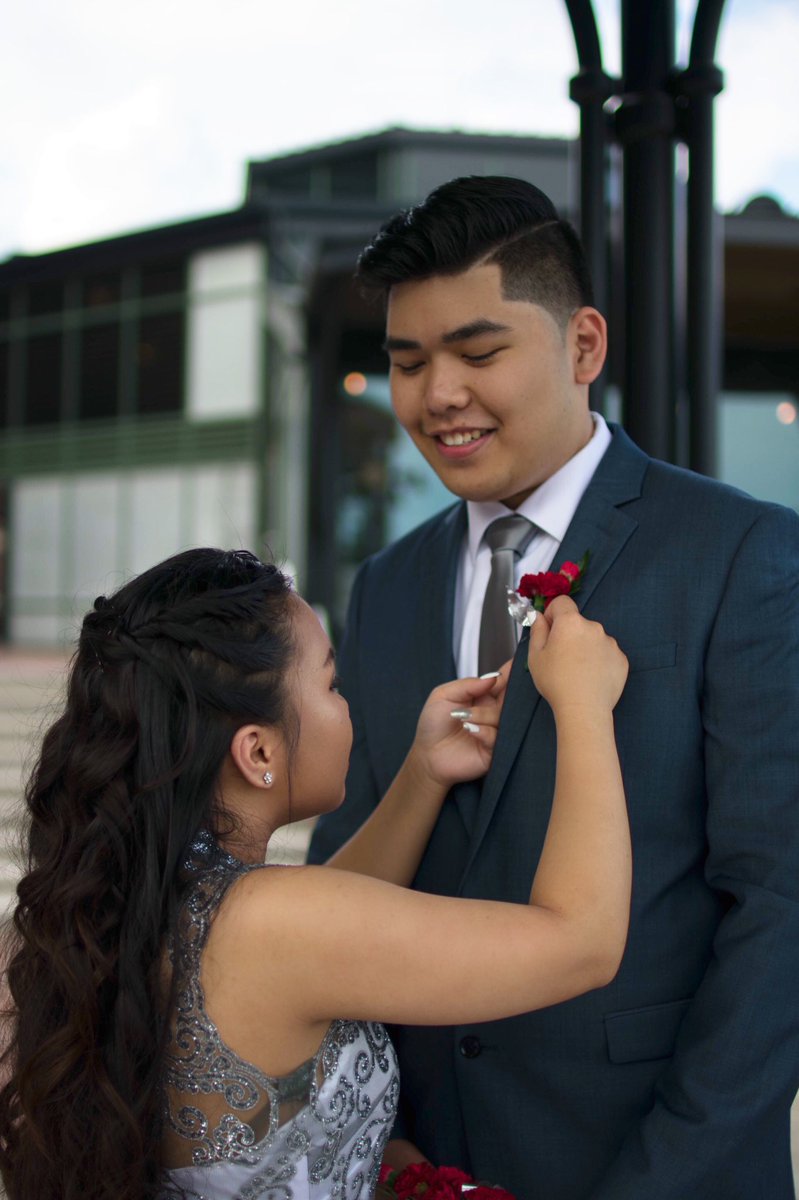 jmsorallo's tweet photo. 6'2 vs 4'8? lol thank you so much for going to prom with me, it was an amazing one.♡ :) #OxonProm2k17 #ButWheresMyTaro #ButWheresYourCrutch https://t.co/PHM5jwPVYM