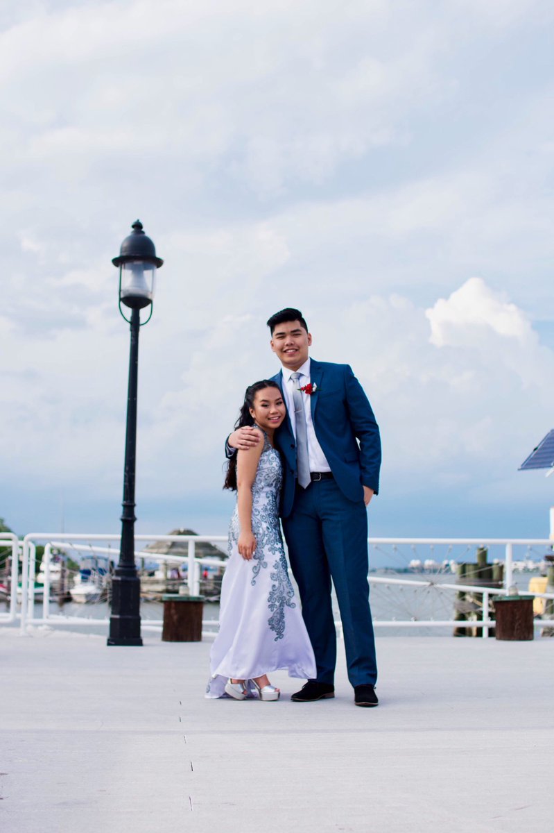 jmsorallo's tweet photo. 6'2 vs 4'8? lol thank you so much for going to prom with me, it was an amazing one.♡ :) #OxonProm2k17 #ButWheresMyTaro #ButWheresYourCrutch https://t.co/PHM5jwPVYM