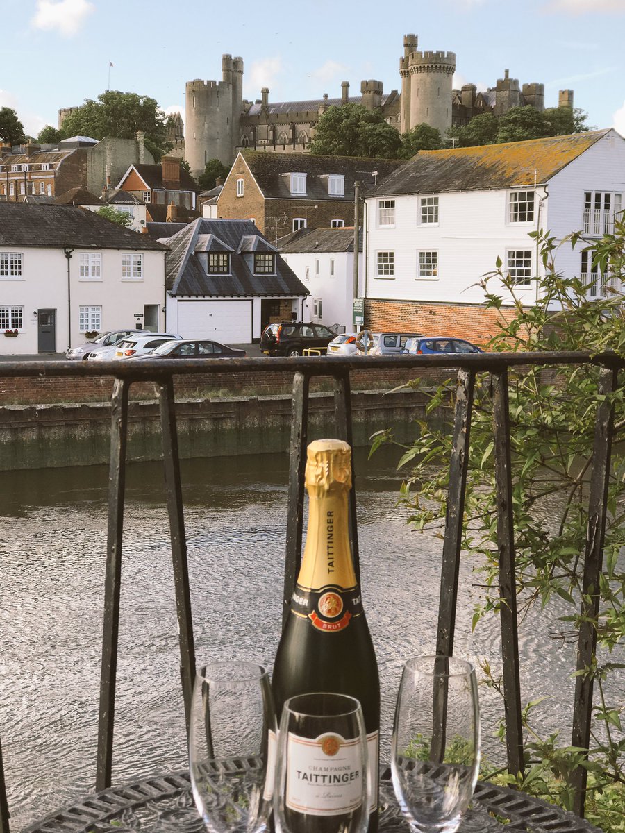 katrynadow's tweet photo. Delightful Saturday evening in #Arundel with @vivmonk, Ross & #AhFu 🐾 https://t.co/4MEOkbK8ui
