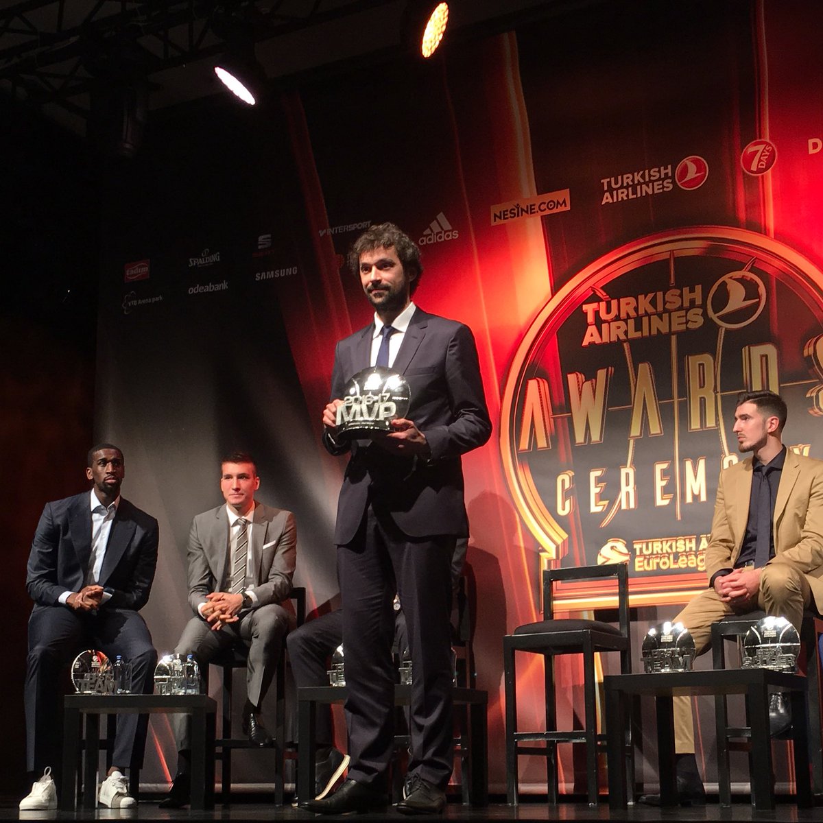 RMBaloncesto's tweet photo. 🔝⭐️🏀 ¡@23llull es elegido MVP de @euroleague 2016/17!

👏 ¡FELICIDADES CRACK! 👏 

#RMBaloncesto #HalaMadrid https://t.co/47S9SzaVUZ